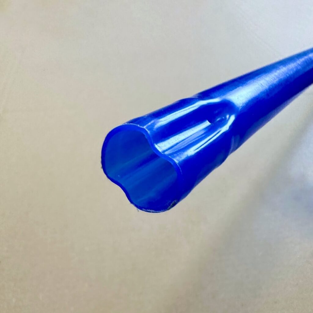 polietilenska cev fi 20 / 18,8 s preoblikovanim koncem. LDPE plastic tube.