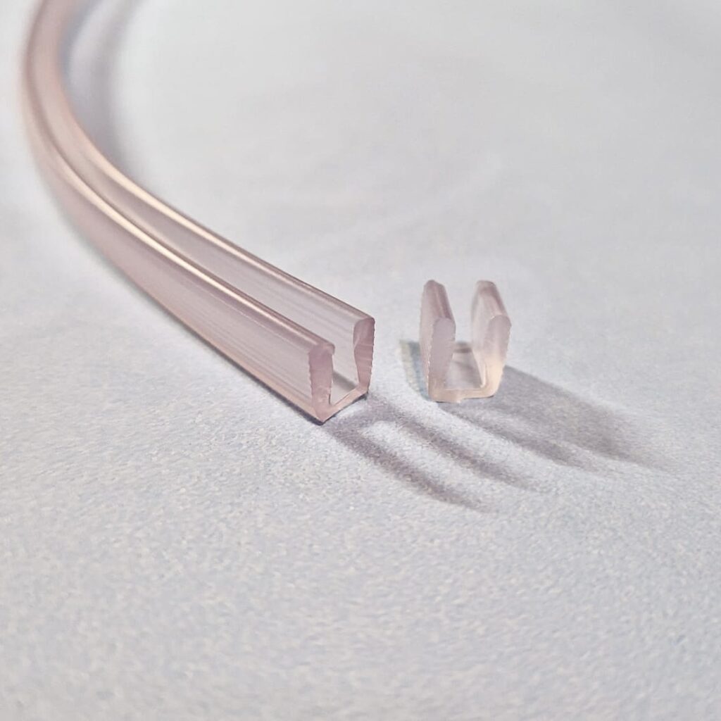 U profil iz mehkega PVC. Soft PVC profil.