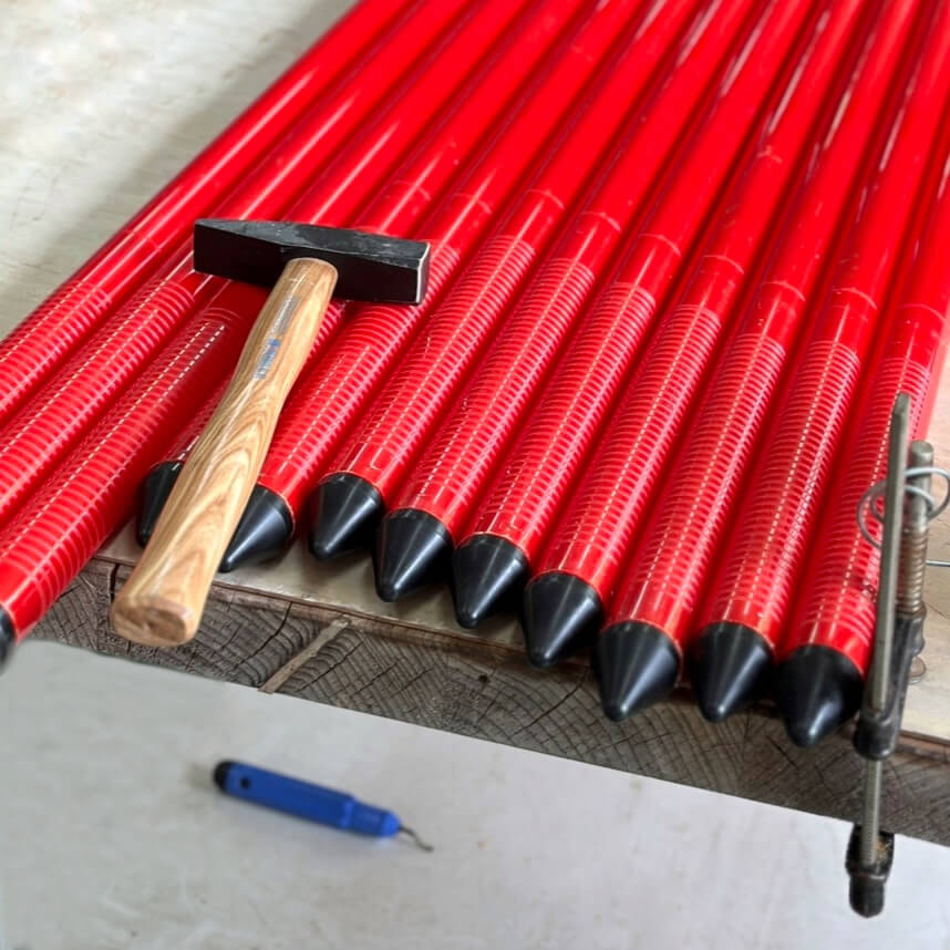 varnostni količek za smučišča s konico in navojem iz polikarbonatne plastične cevi. PC Plastic pole.