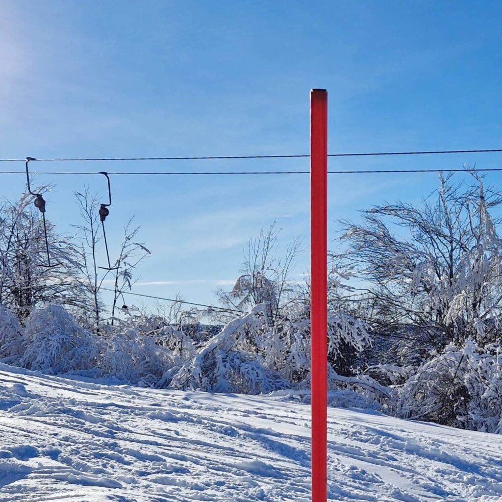 Nosilec varnostnih ograj za smučišča iz polikarbonatne plastične cevi. PC pole.
